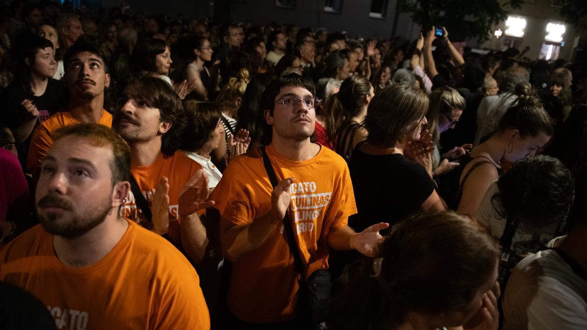 Decenas de personas durante una concentración bajo el lema ‘Maricarmen se queda’.