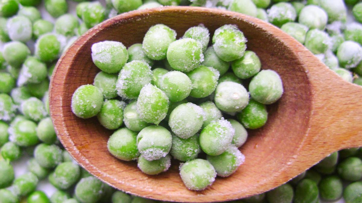 Los guisantes y varias verduras son la base de esta receta.