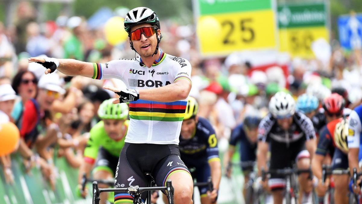 Peter Sagan festeja un triunfo con el maillot de campeón del mundo.