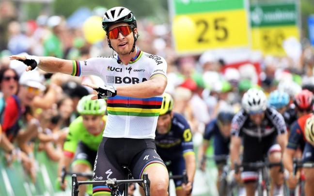 Peter Sagan festeja un triunfo con el maillot de campeón del mundo.