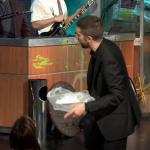 David Broncano recibe un dulce típico de Bilbao por parte de una espectadora.