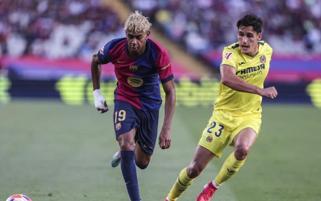 Lamine Yamal y Sergi Cardona en el FC Barcelona-Villarreal de LaLiga EA Sports 24-25