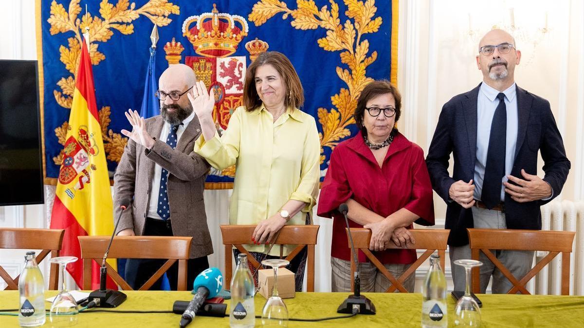 Representantes de las asociaciones de jueces y fiscales convocantes ofrecen declaraciones con motivo de la huelga.