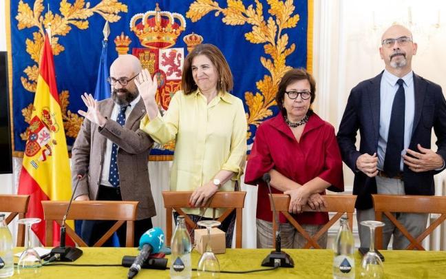 Representantes de las asociaciones de jueces y fiscales convocantes ofrecen declaraciones con motivo de la huelga.