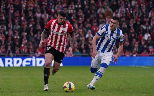 Ander Capa conduce un balón perseguido por Ander Barrenetxea. Ander Capa conduce un balón perseguido por Ander Barrenetxea.