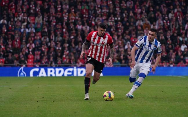 Ander Capa conduce un balón perseguido por Ander Barrenetxea. Ander Capa conduce un balón perseguido por Ander Barrenetxea.