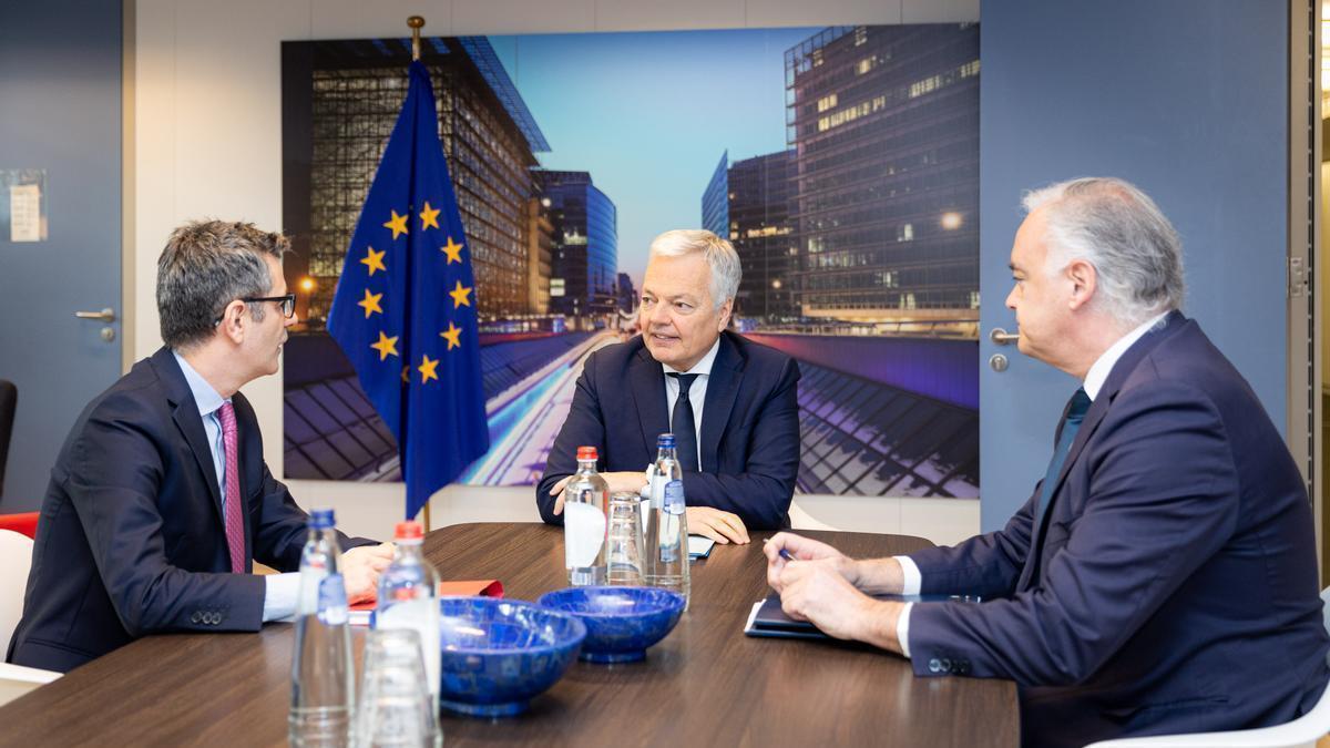 Félix Bolaños, Didier Reynders, y Esteban González durante una pasada reunión en Bruselas.