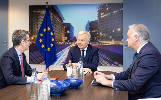 Félix Bolaños, Didier Reynders, y Esteban González durante una pasada reunión en Bruselas.