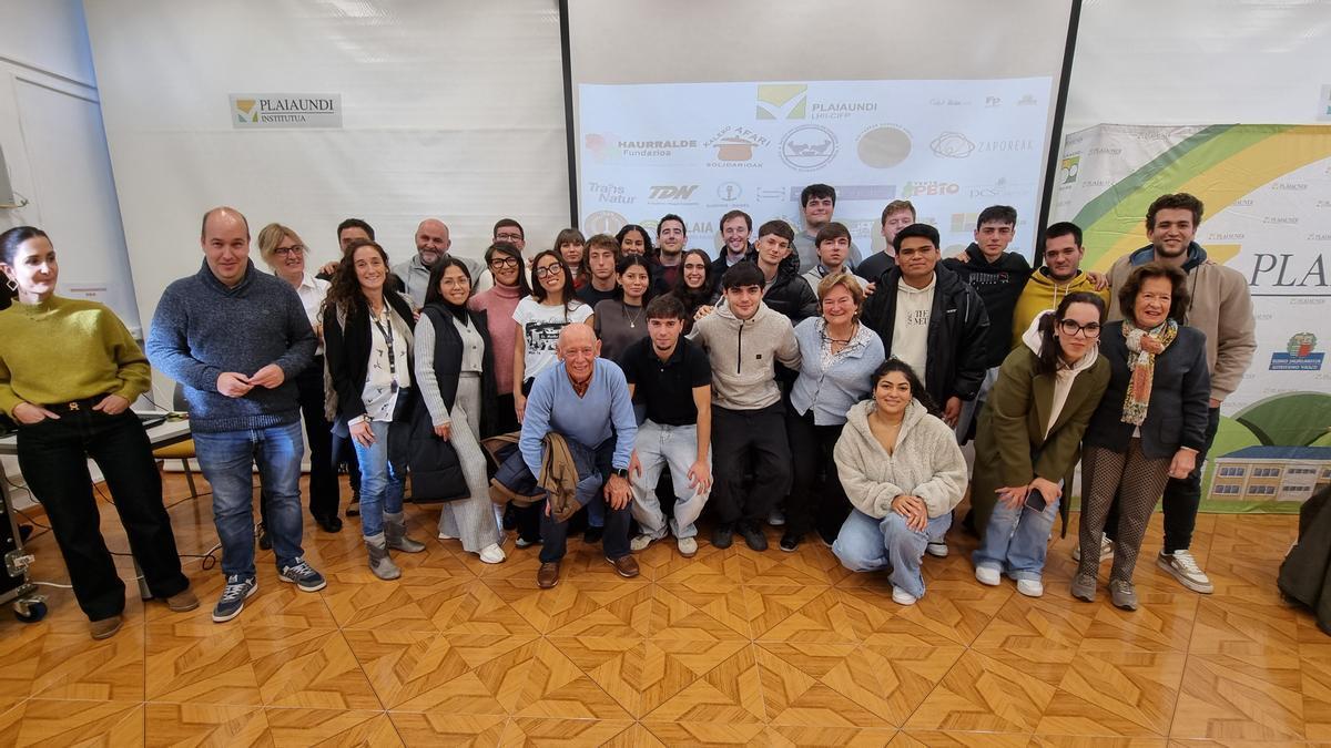 Alumnado y profesorado de Plaiaundi junto a Gorka Álvarez, delegado del Ayuntamiento de Irun.