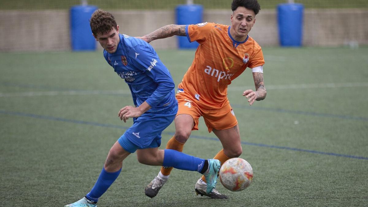 Un jugador de la Peña Sport lucha por al posesión del balón.