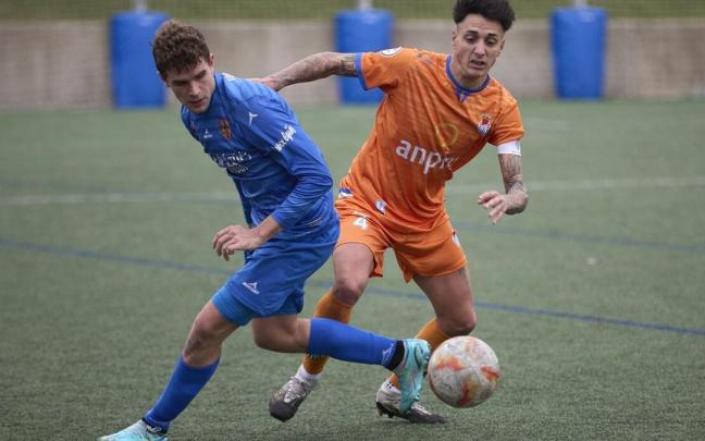 Un jugador de la Peña Sport lucha por al posesión del balón.