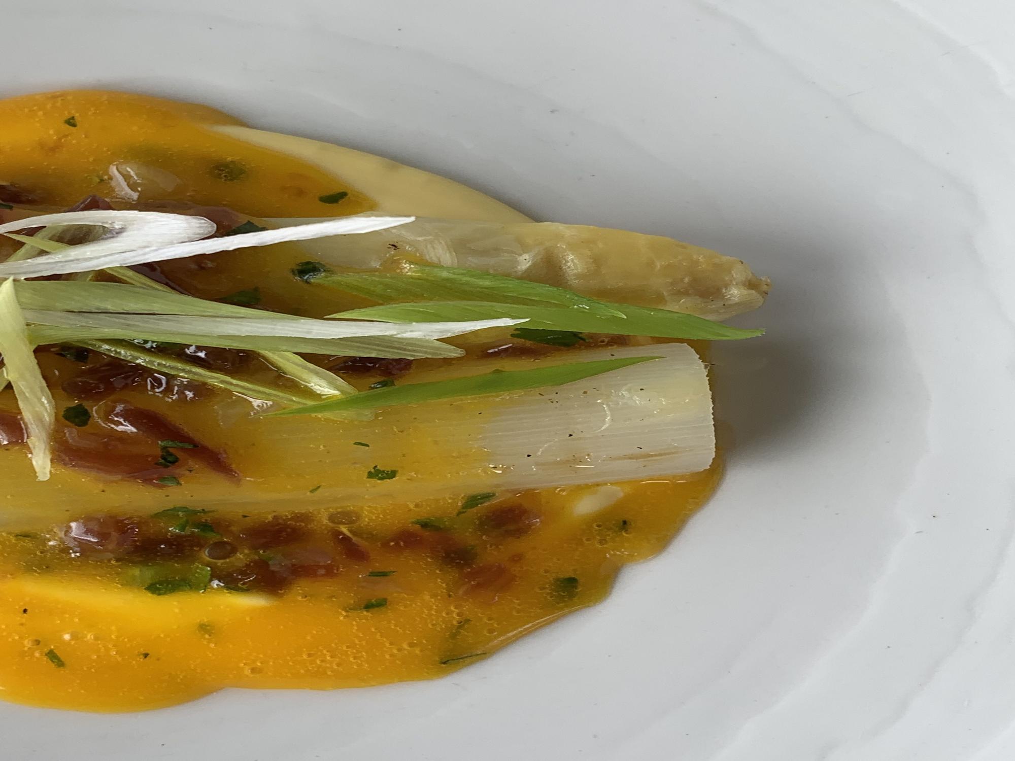 Espárragos con cremoso de patata, sabayón de manzanilla y jamón.