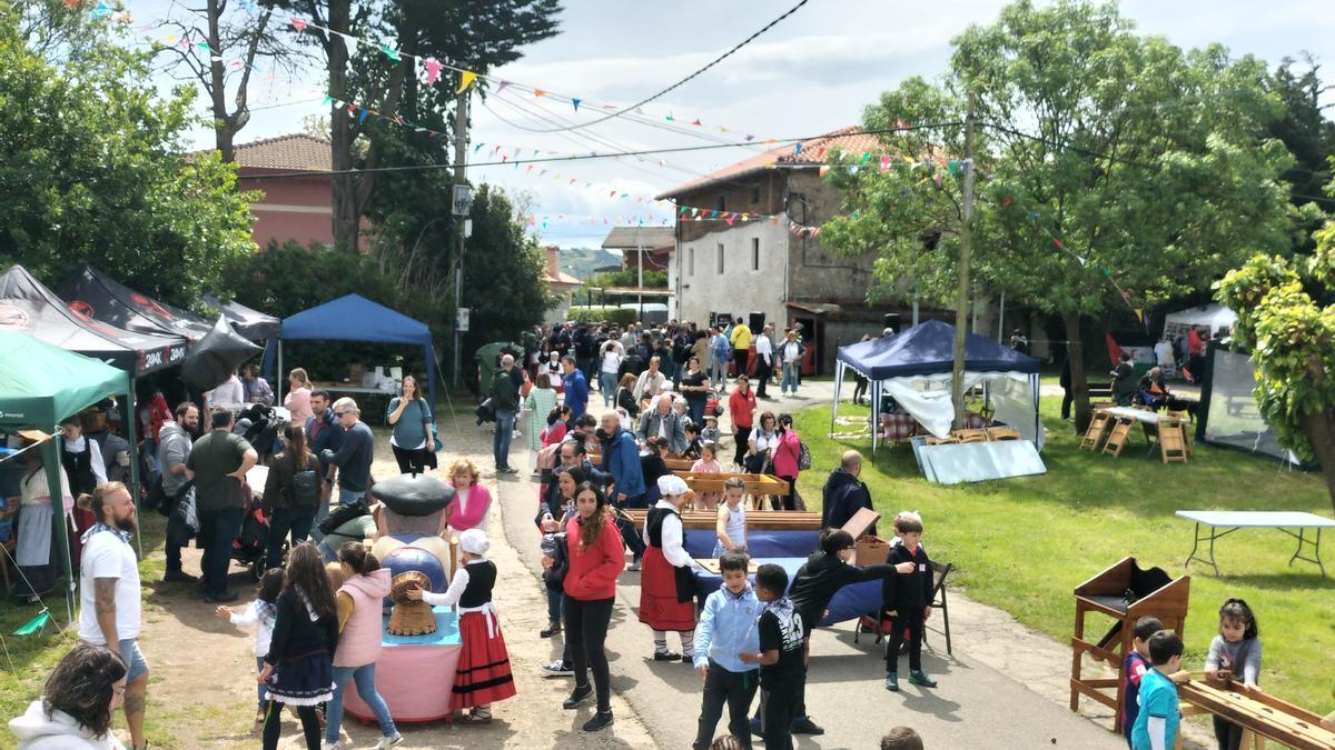 Cientos de personas se acercan a las campas de Santa Lucia en el abantarra barrio de Sanfuentes