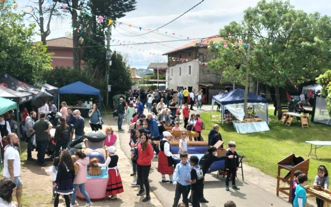 Cientos de personas se acercan a las campas de Santa Lucia en el abantarra barrio de Sanfuentes / E. Zunzunegi Cientos de personas se acercan a las campas de Santa Lucia en el abantarra barrio de Sanfuentes