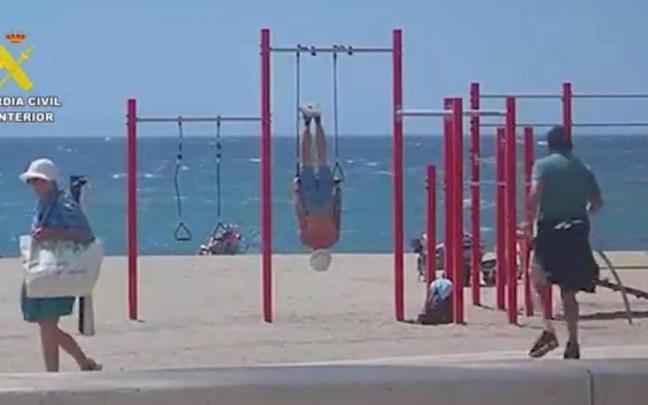 Detenido un fugitivo escocés cuando practicaba calistenia en una playa de Nerja