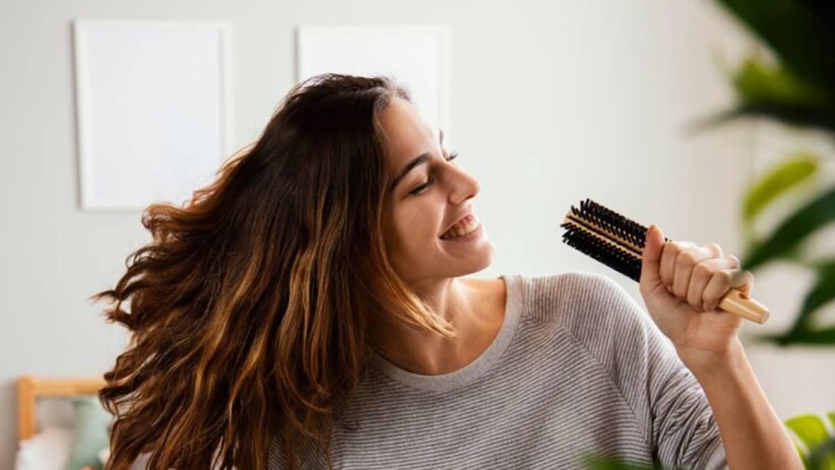 Peinar el cabello antes de lavarlo