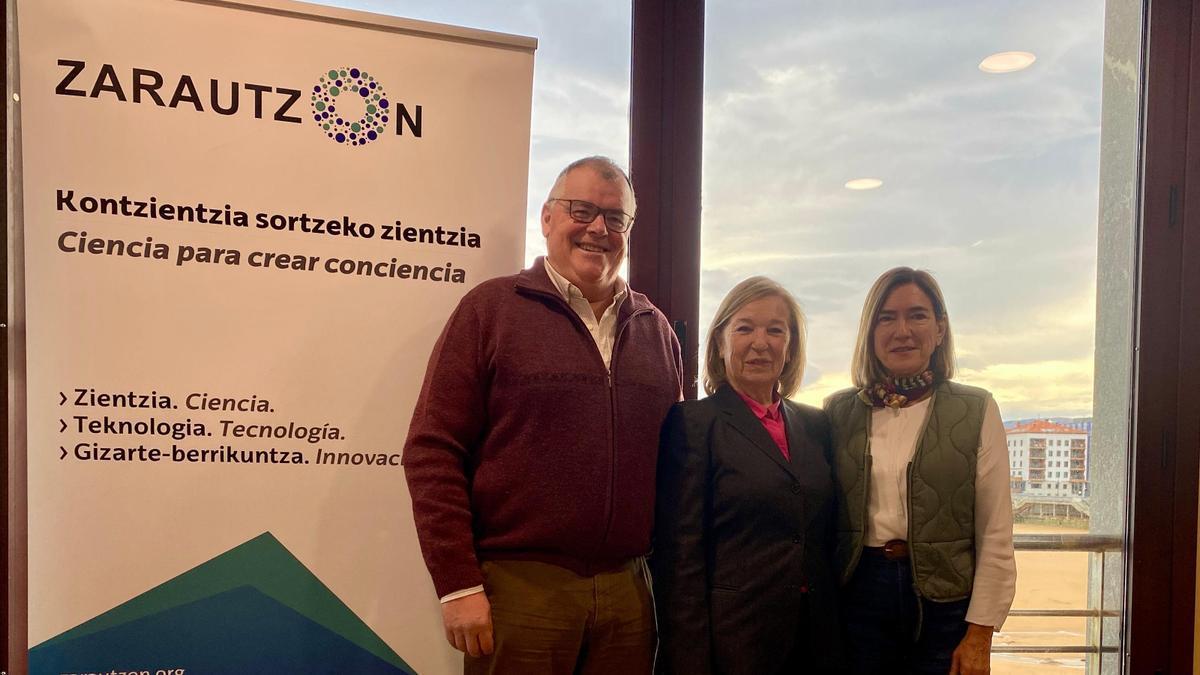 Juanan Urdangarin, Ana Belen Juaristi y Ane Bustinduy en la rueda de prensa de ZarautzOn 2026.