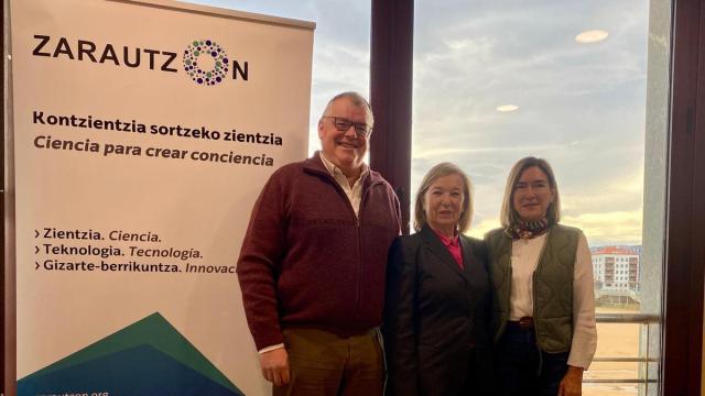 Juanan Urdangarin, Ana Belen Juaristi y Ane Bustinduy en la rueda de prensa de ZarautzOn 2026.