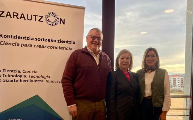 Juanan Urdangarin, Ana Belen Juaristi y Ane Bustinduy en la rueda de prensa de ZarautzOn 2026.