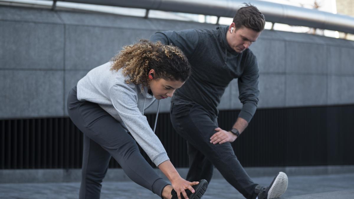 Dos personas calientan antes de salir a caminar.
