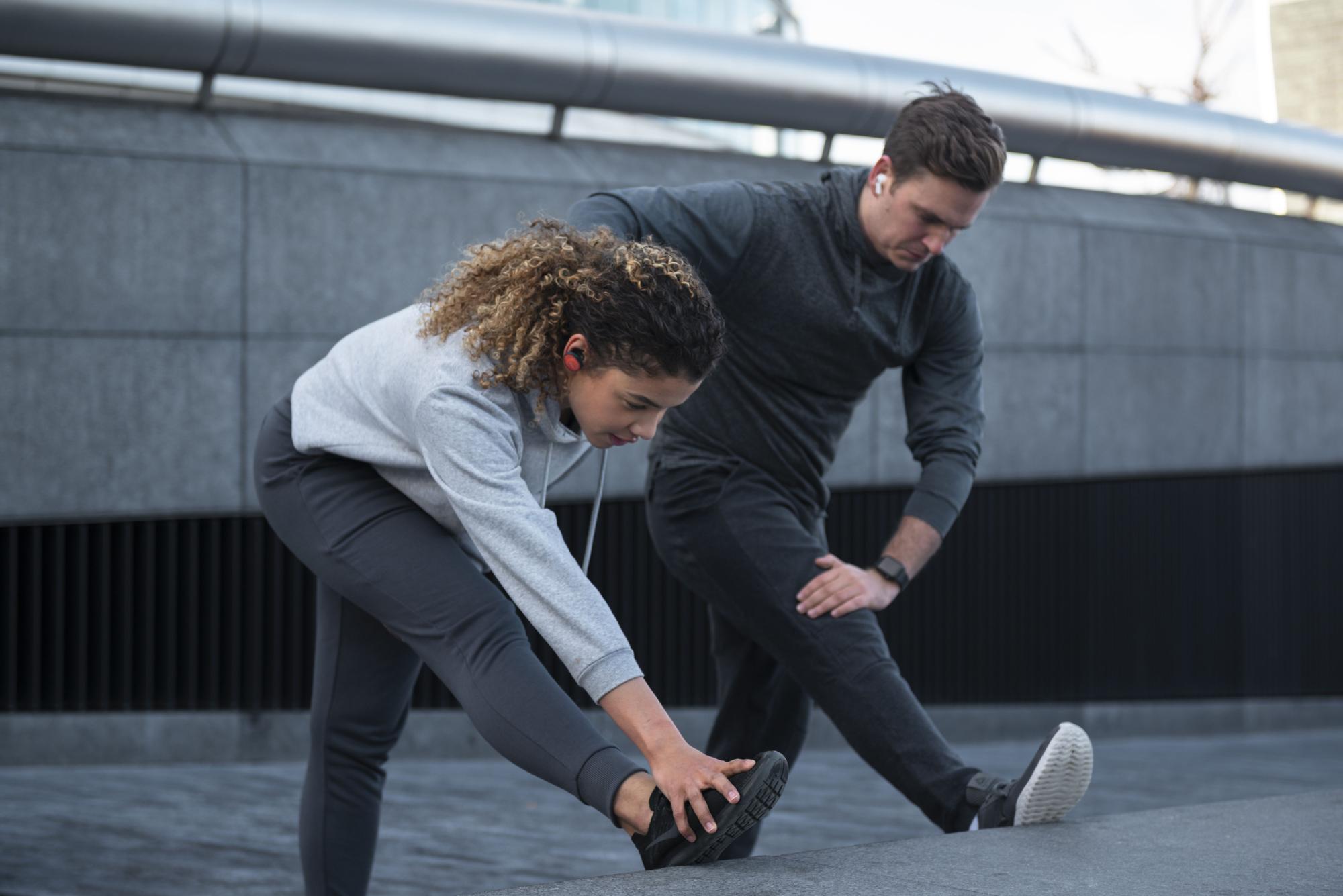 Dos personas calientan antes de salir a caminar.