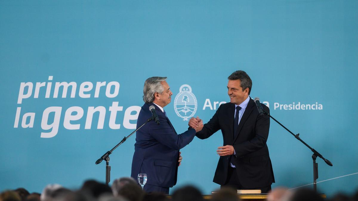 El actual ministro de Economía, el peronista Sergio Massa celebra su victoria en la primera vuelta de las elecciones argentinas.