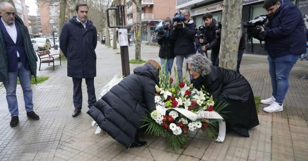 En imágenes: ofrenda floral en el monolito del 3 de marzo DNA