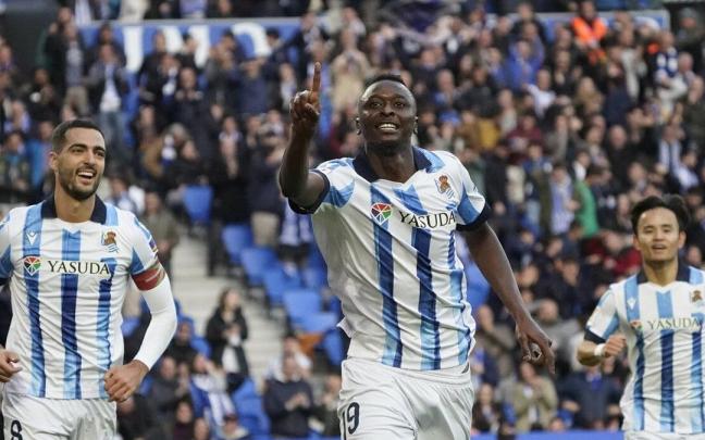 Sadiq, perseguido por Mikel Merino y Take Kubo, celebra el segundo tanto de la Real ante el Sevilla, en el que ha sido el último triunfo txuri-urdin en Anoeta. / RUBEN PLAZA