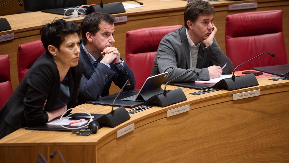 Eduardo Santos, a la izquierda, en el pleno de este jueves junto a Elma Saiz y Mikel Irujo.