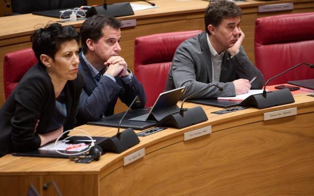 Eduardo Santos, a la izquierda, en el pleno de este jueves junto a Elma Saiz y Mikel Irujo. Eduardo Santos, a la izquierda, en el pleno de este jueves junto a Elma Saiz y Mikel Irujo.