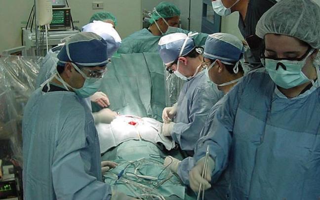 Un equipo médico inicia un transplante en un quirófano.