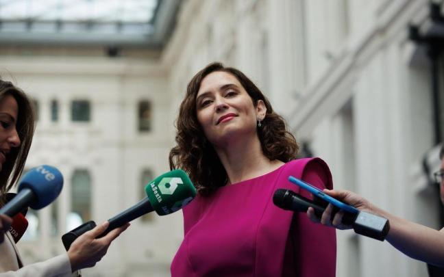 Ayuso insiste en reclamar la ilegalización de Bildu mientras Feijóo insiste en que se trataría de "un brindis al sol" Ayuso insiste en reclamar la ilegalización de Bildu mientras Feijóo insiste en que se trataría de "un brindis al sol"