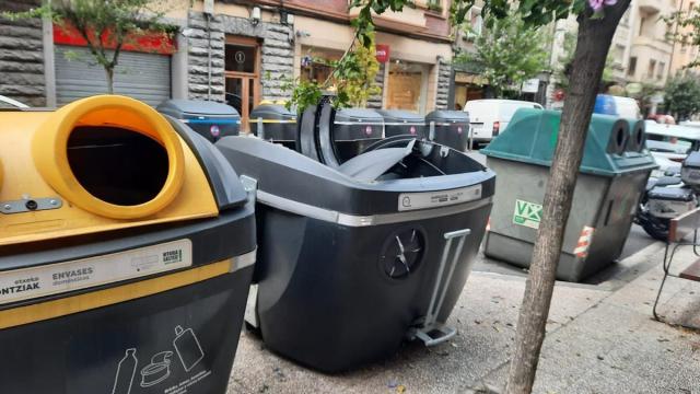 En imágenes: denuncia de vecinos de Vitoria contra los nuevos contenedores