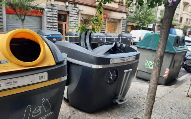 En imágenes: denuncia de vecinos de Vitoria contra los nuevos contenedores En imágenes: denuncia de vecinos de Vitoria contra los nuevos contenedores