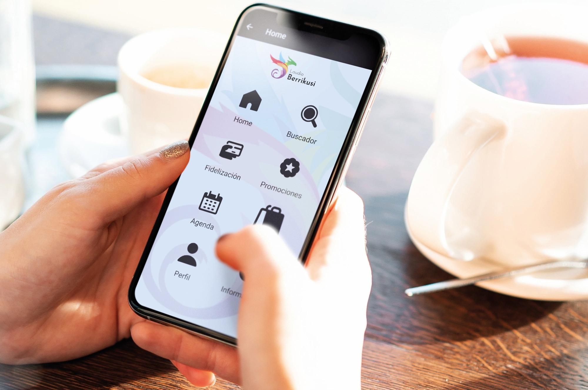 Una persona entrando con su movil en la aplicación Laudio Berrikusi