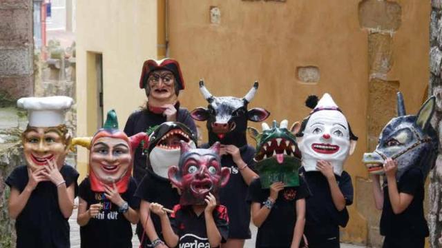 Cabezudos en unos Santelmos de Zumaia.