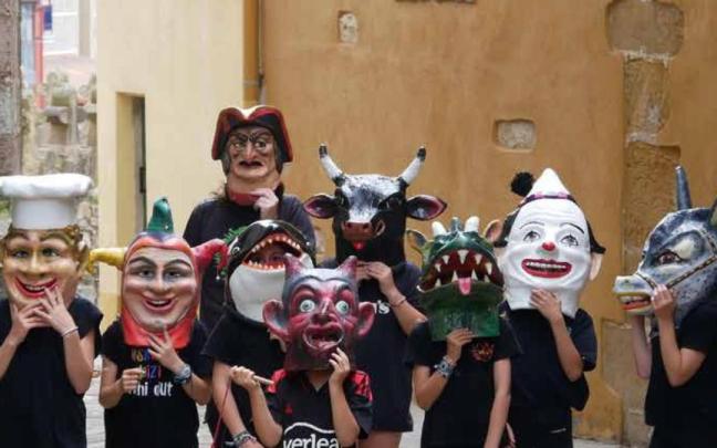 Cabezudos en unos Santelmos de Zumaia.