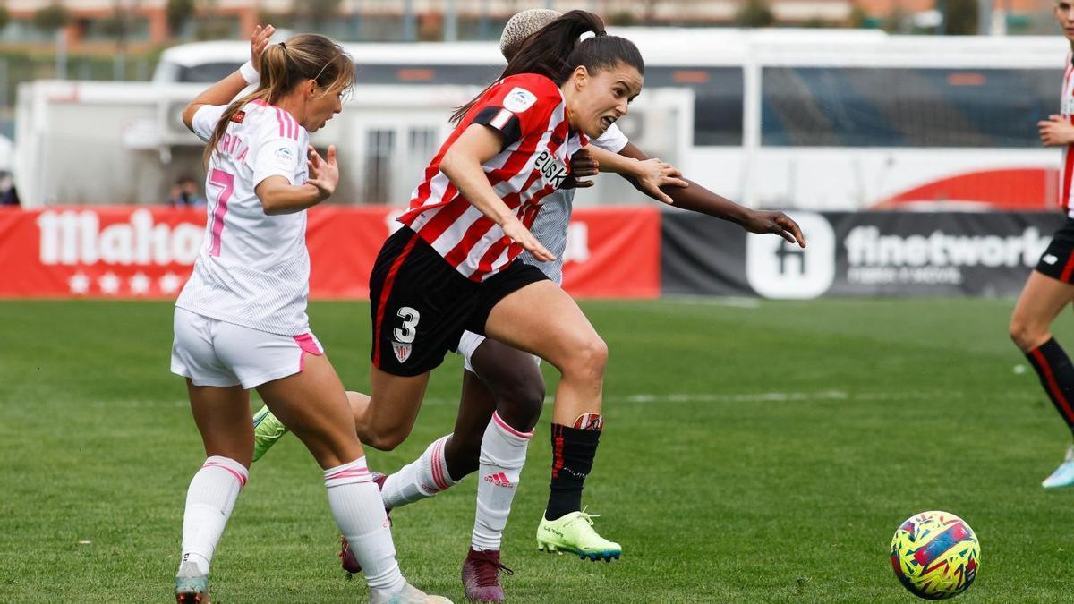 Landaluze trata de zafarse de dos rivales en el partido ante el Madrid CFF.