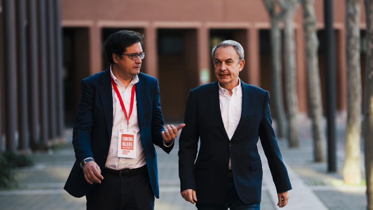 El secretario general del PSOE-M y ministro para la Transformación Digital y de la Función Pública, Óscar López (i) y el expresidente del Gobierno, José Luis Rodríguez Zapatero (d)