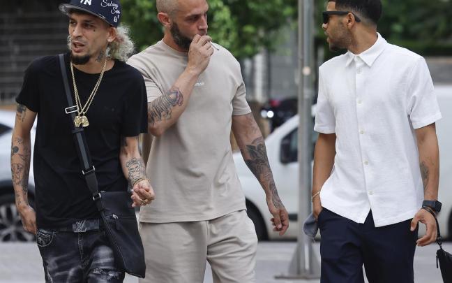 El cantante 'El Jincho' (i) a su llegada a la Audiencia Provincial de Valencia.