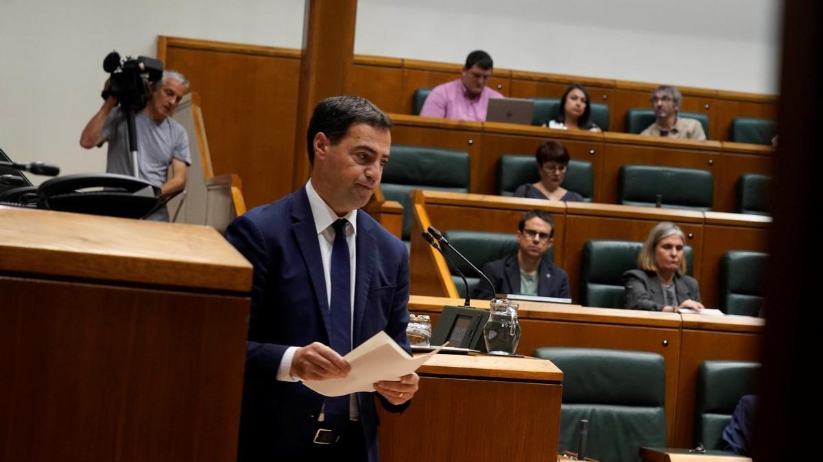 El lehendakari, Imanol Pradales, en el pleno del Parlamento Vasco, con Pello Otxandiano a sus espaldas
