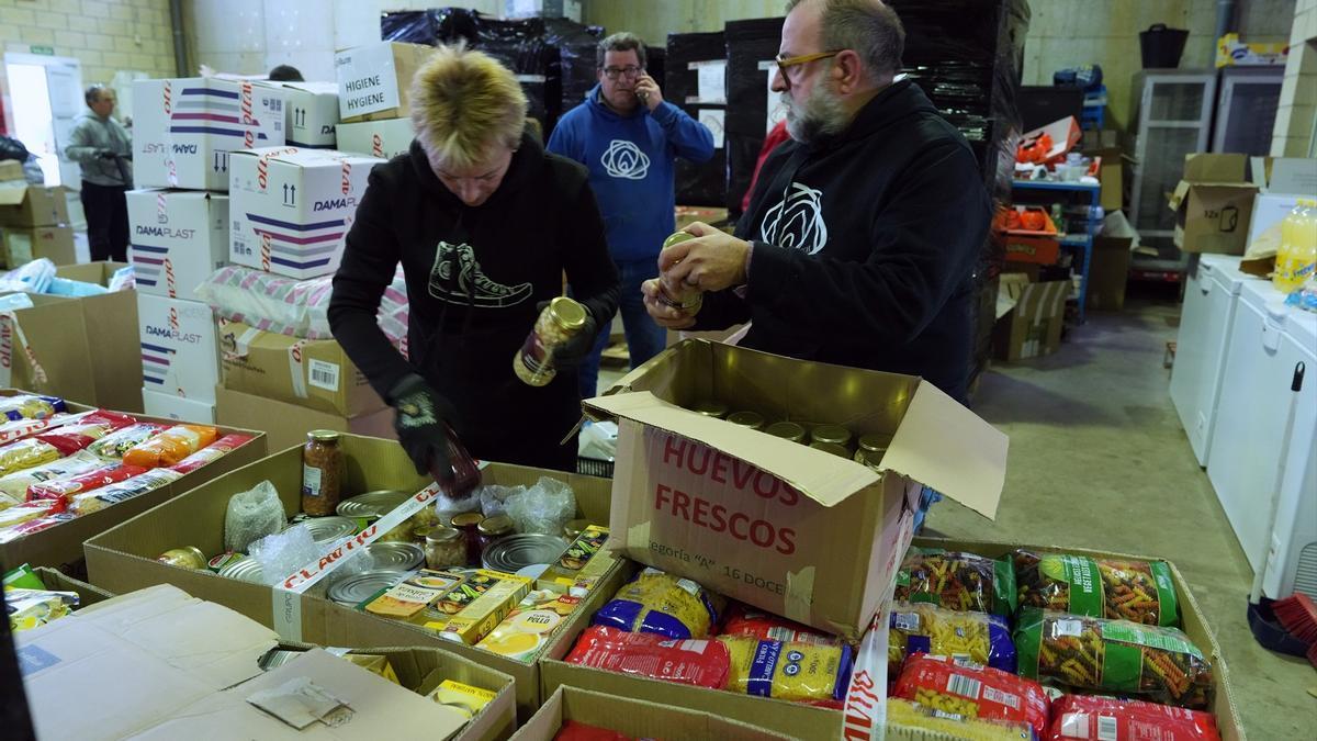 Voluntarios de la ONG Zaporeak preparan cajas para enviar almentos a Siria y Turquía