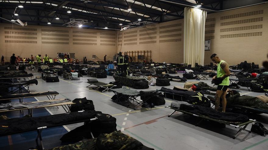 Camas en un polideportivo instaladas para los desalojados por el incendio.