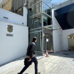 Un hombre camina hacia el pasadizo, con el ascensor aún cerrado y el escudo de Altza a la izquierda.