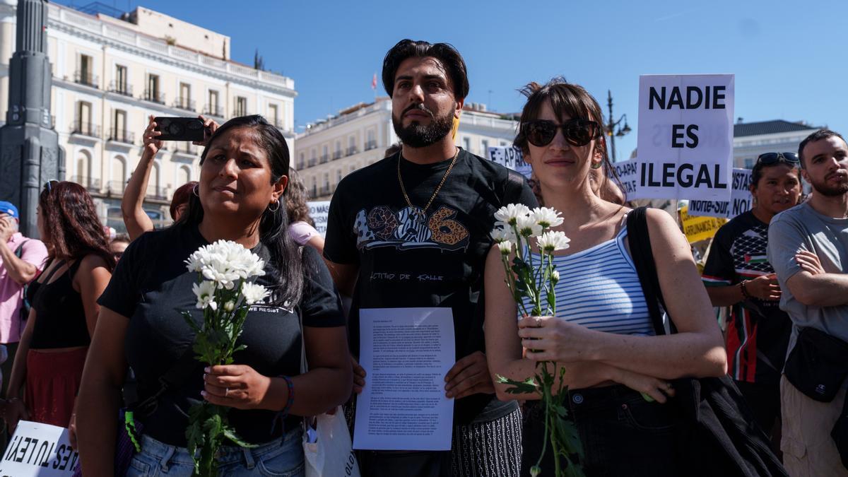 Varias personas sostiene pancarta con lema 'Nadie es ilegal' durante una manifestación en rechazo a las actitudes violentas y racistas ocurridas durante la crisis migratoria en Ceuta.