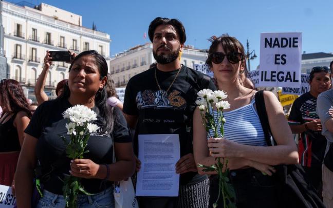 Varias personas sostiene pancarta con lema 'Nadie es ilegal' durante una manifestación en rechazo a las actitudes violentas y racistas ocurridas durante la crisis migratoria en Ceuta.