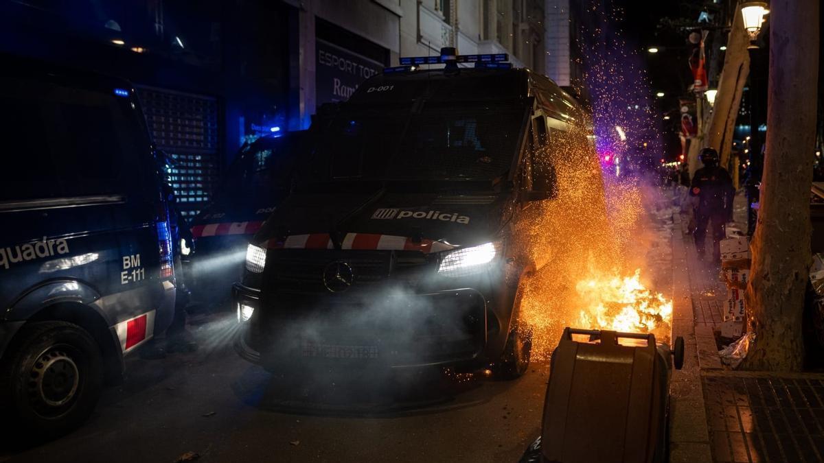 Imagen de una barricada con fuego.