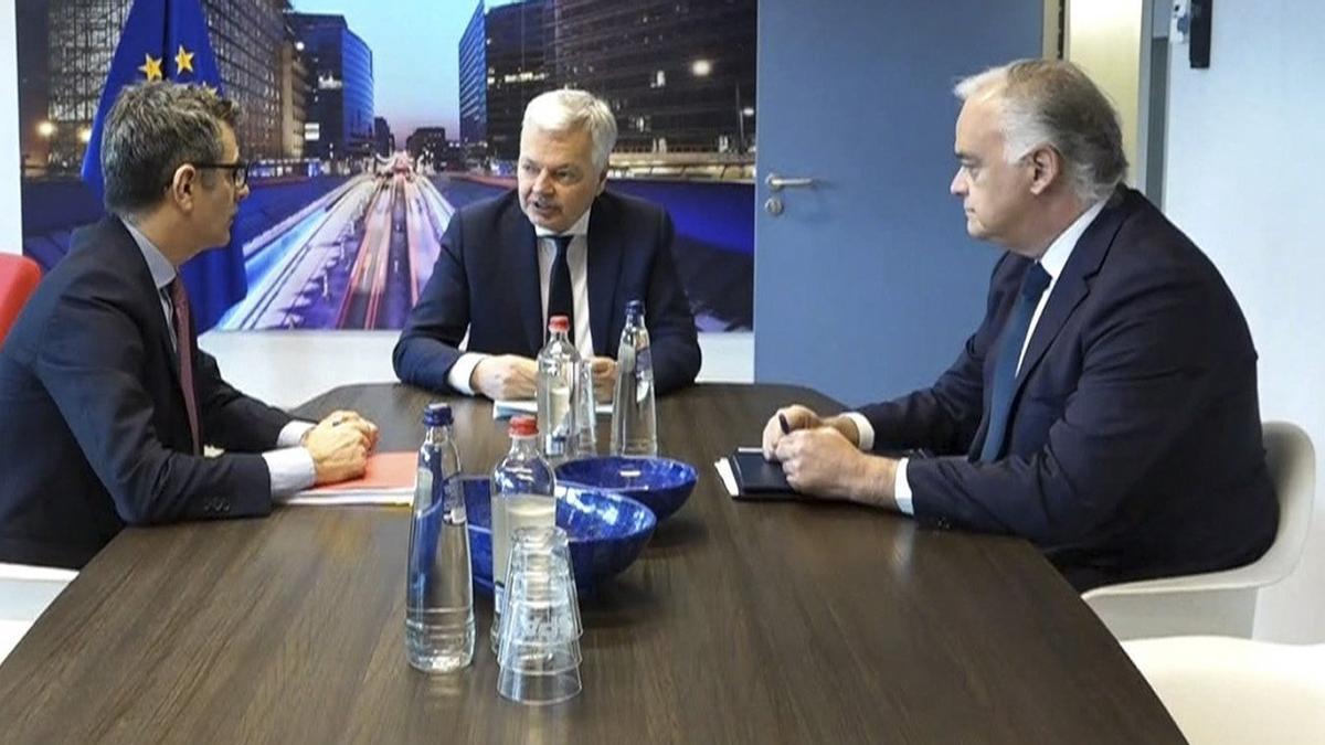 Félix Bolaños y Esteban González Pons, ayer en Bruselas con el comisario de Justicia, Didier Reynders.