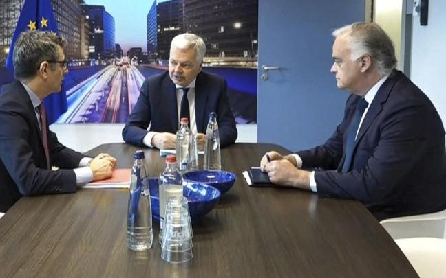 Félix Bolaños y Esteban González Pons, ayer en Bruselas con el comisario de Justicia, Didier Reynders.