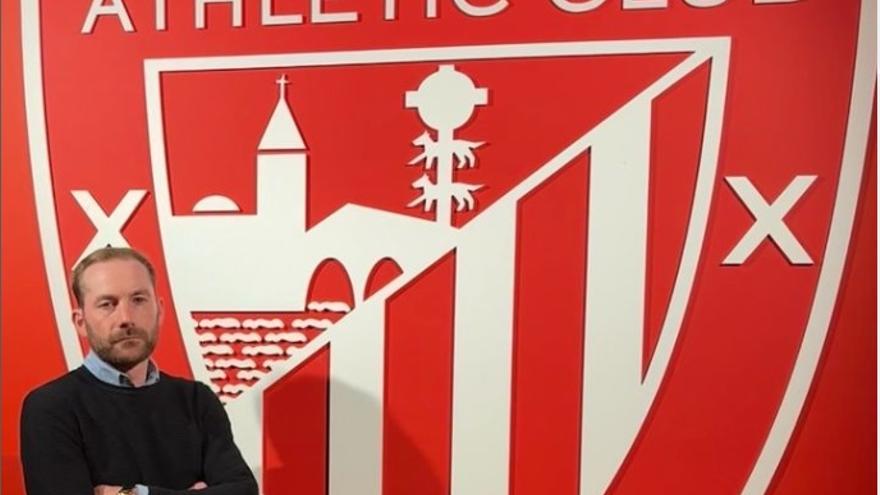 Sylvain de Weerdt posa frentea al escudo del Athletic. / N.G.
